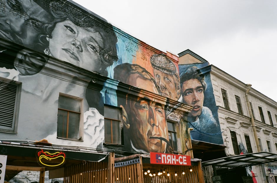 Streetart im Praga‑Viertel mit buntem Wandbild