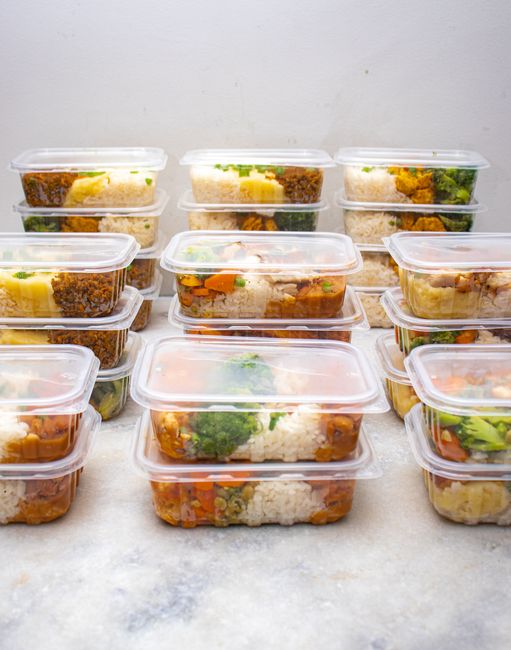 Contenitori con batch meals pronti nel frigorifero