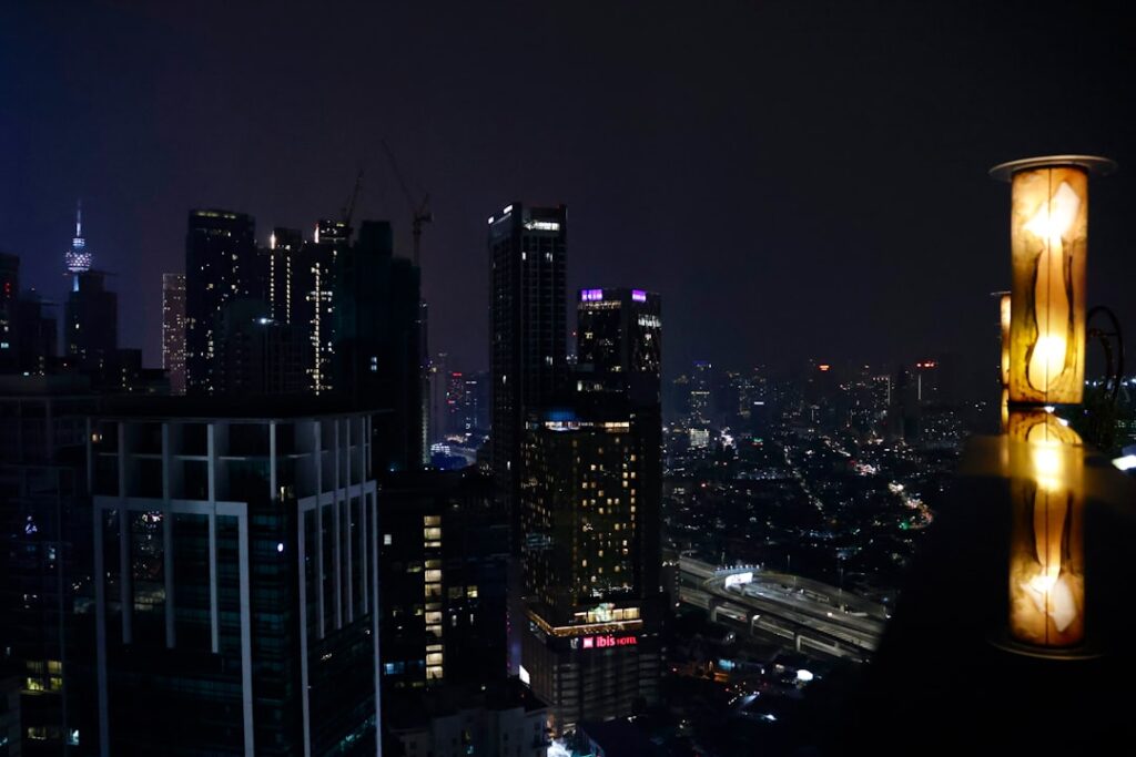 Rooftop‑Bar mit Cityblick bei Nacht
