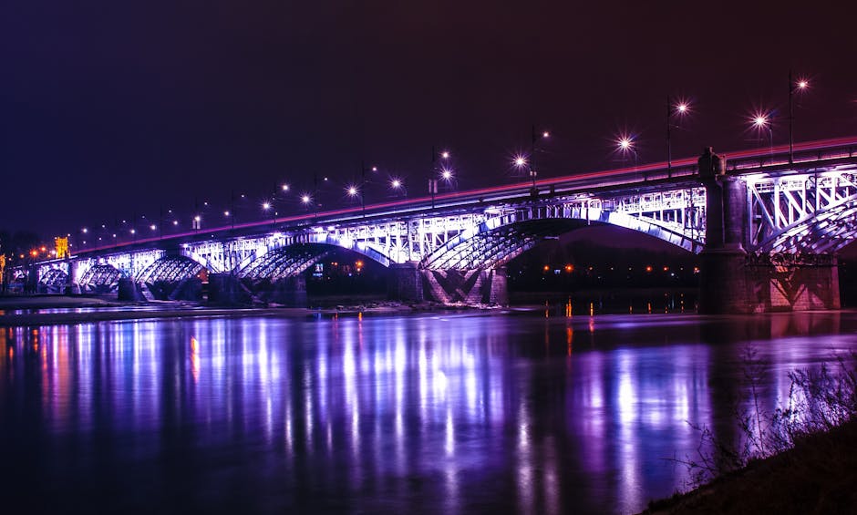 Most Śląsko–Dąbrowski bei Nacht mit Spiegelungen im Wasser