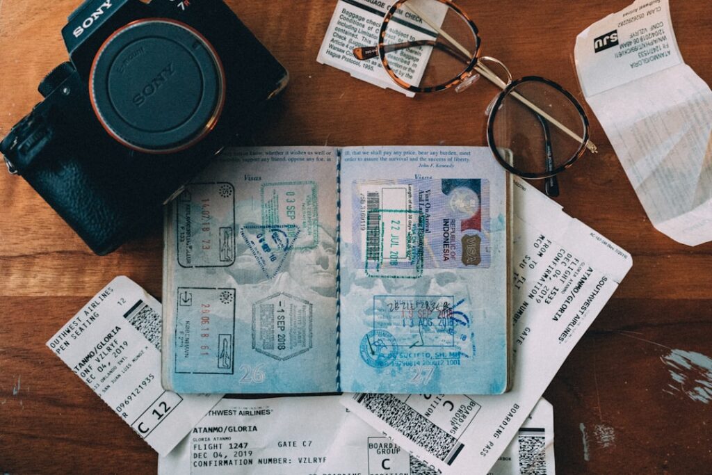 Reisecheckliste mit Pass, Boardingpass und Gepäck