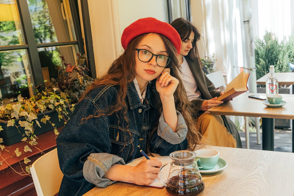 Viaggiatore che scrive il budget su un taccuino in un caffè a Varsavia