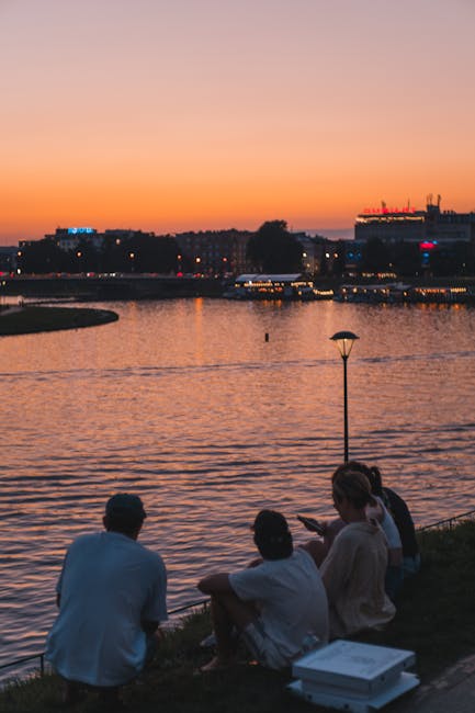 Weichselufer am Abend mit Foodtrucks und Spaziergängern