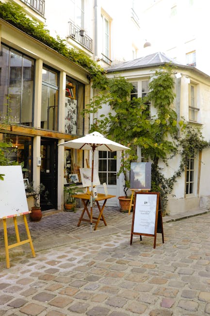 Kleine stedelijke tuin in de Cour des Augustins met ateliers