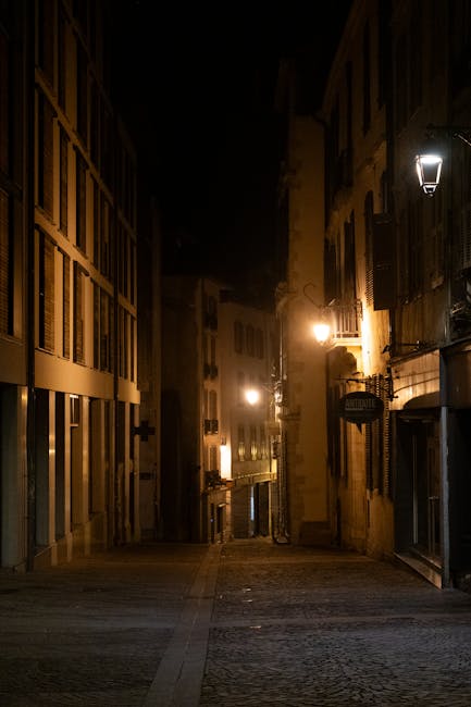 Vicoli lastricati della Città Vecchia di Ginevra illuminati di notte