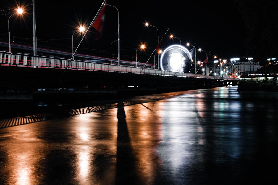 Passeggiata notturna sul lungofiume con luci e riflessi