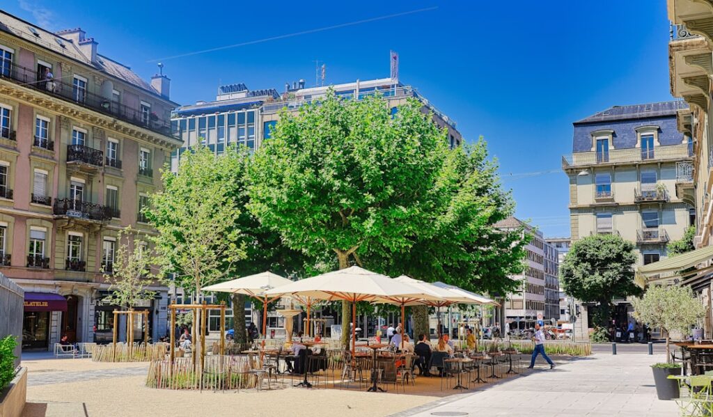 Klein hoekcafé op Place du Bourg-de-Four in Genève