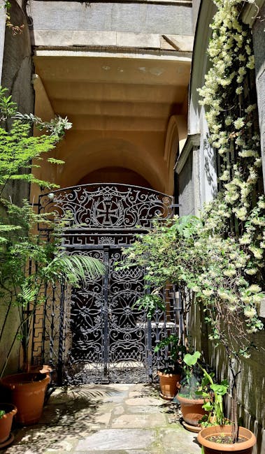 Verstopte toegang tot een binnentuin aan de Rue de la Cité