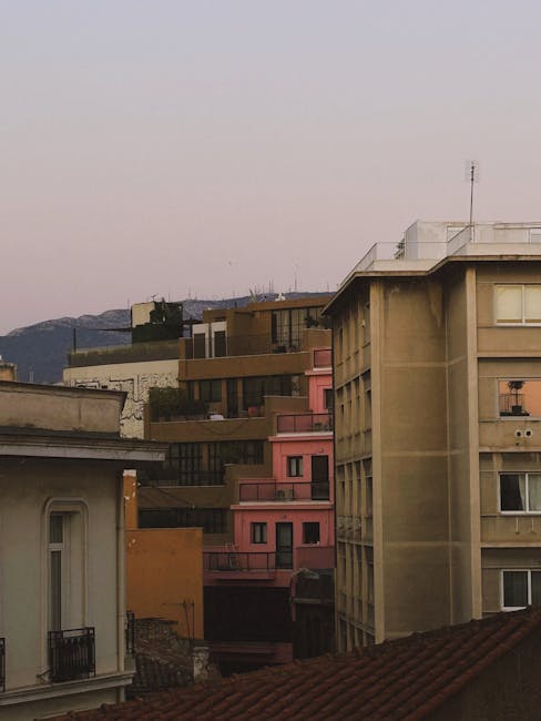 Zonsondergang boven pastelgekleurde gebouwen in Carouge