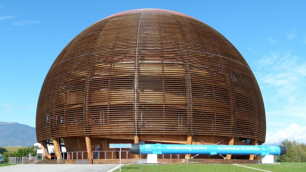 Bezoekers bij de Globe-sculptuur van het CERN