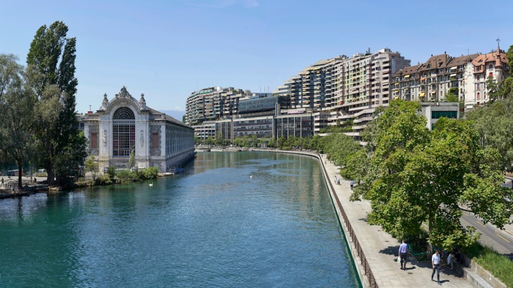 schmale Uferpromenade in Genf, ruhige Szene