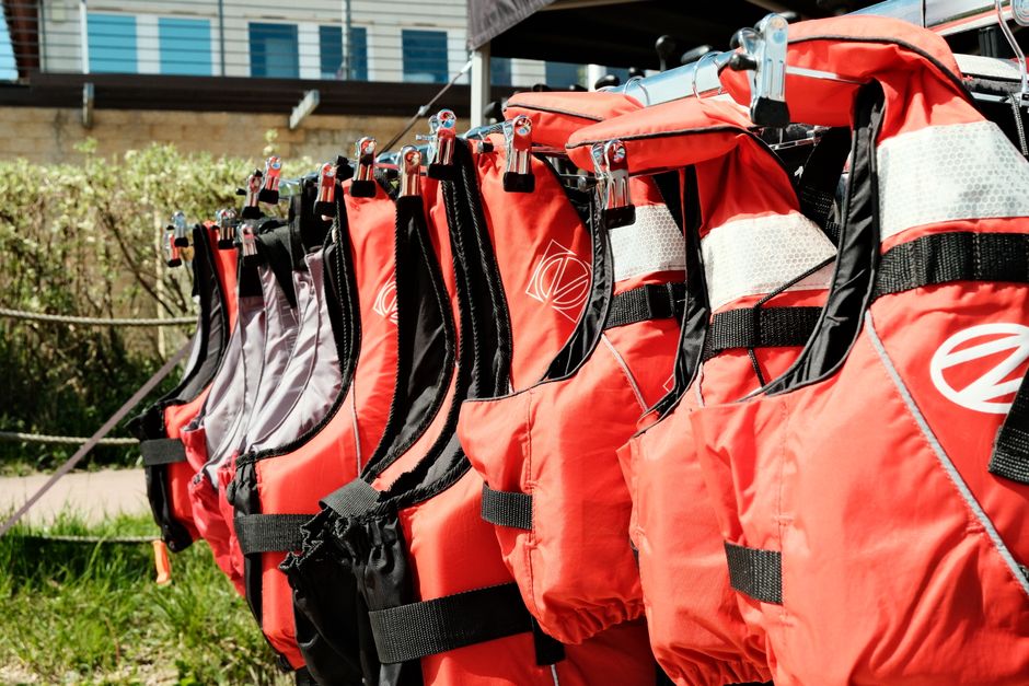 Giubbotti di salvataggio su una barca: controlla la sicurezza