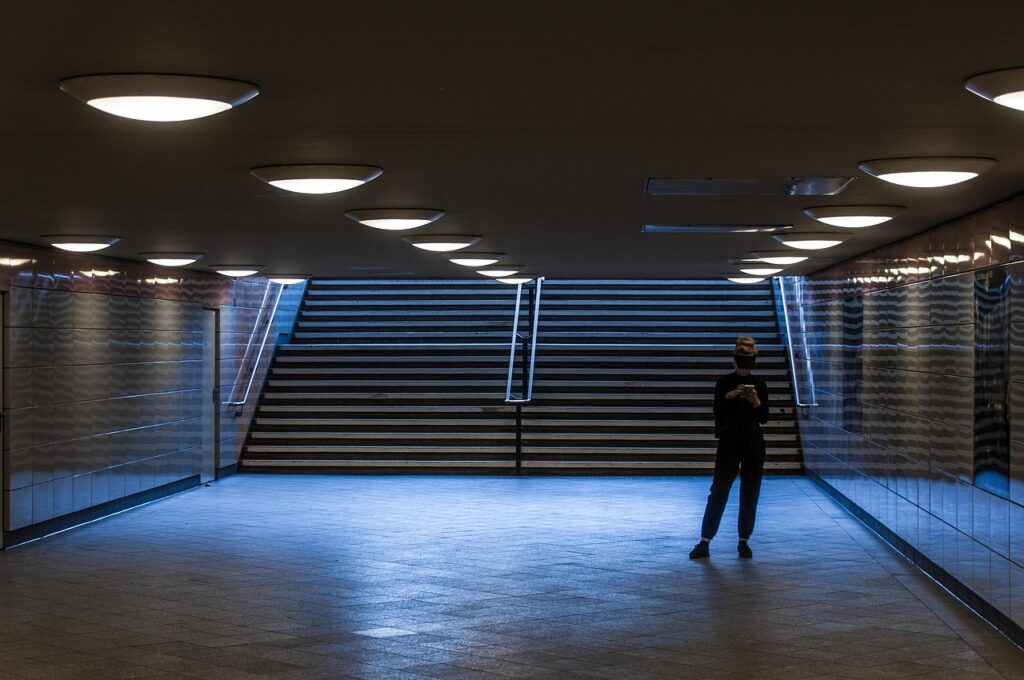 Voetgangerstunnel bij Cornavin station 's avonds, lichteffecten