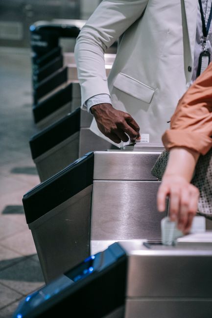 Pasażer kasuje bilet tramwajowy w Genewie