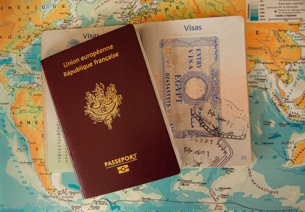 paszport z naklejką wizy leżący na stole