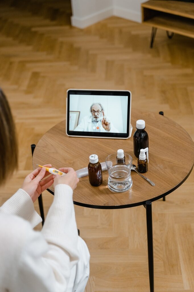 Arzt führt Videosprechstunde in modernem Büro in Zürich durch