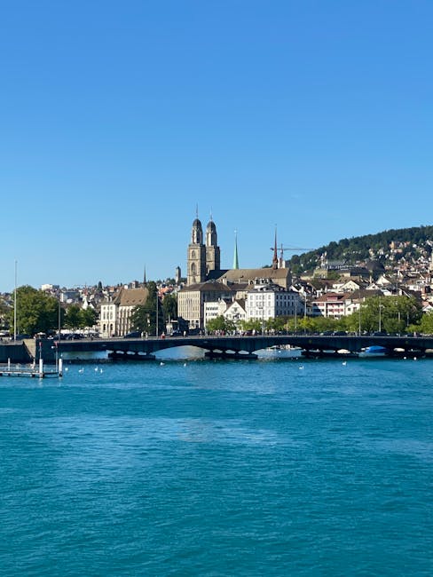 Blick auf Zürich mit Seeufer und Krankenhaus-Skyline
