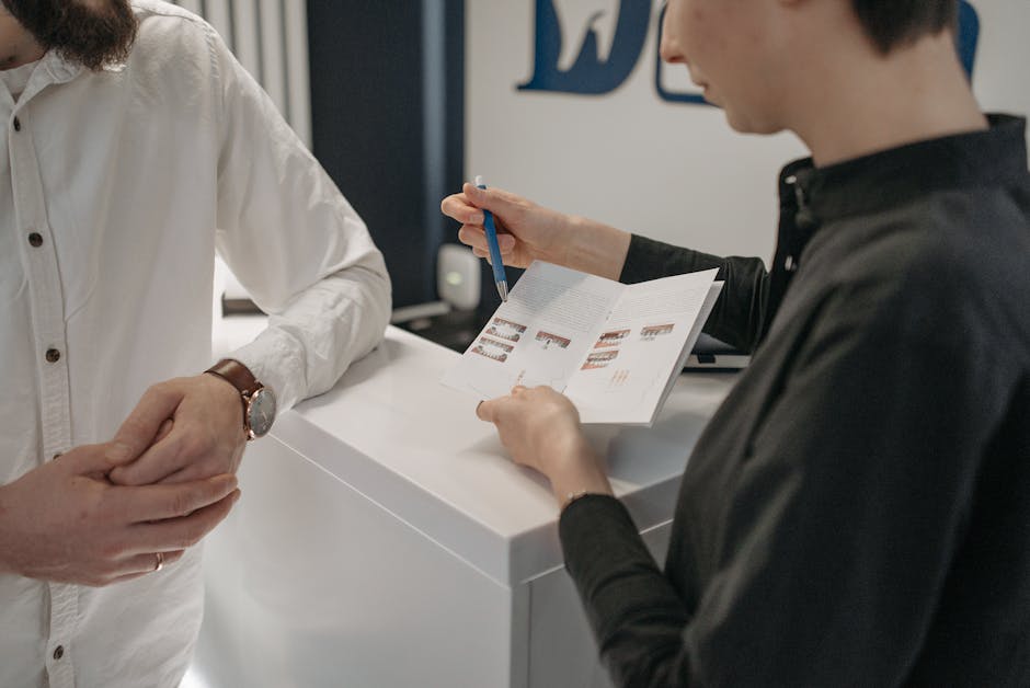 receptiebalie van het immigratiekantoor met brochures