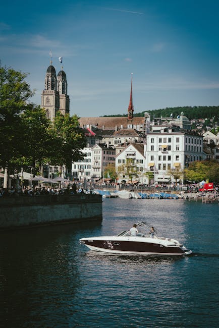 Oever van het Zürichmeer met boot en Bürkliplatz