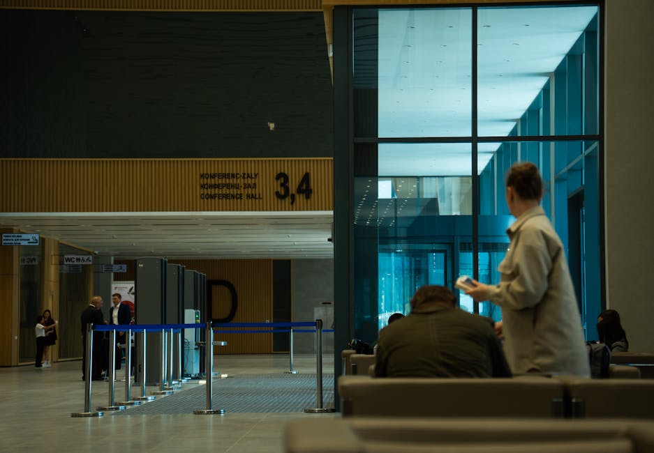 interieur van het stadhuis registratiekantoor met mensen