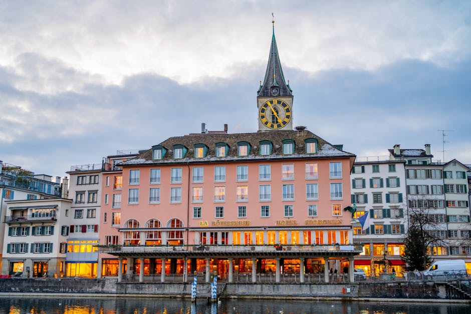 Uitzicht op rivier de Limmat bij zonsondergang in Zürich