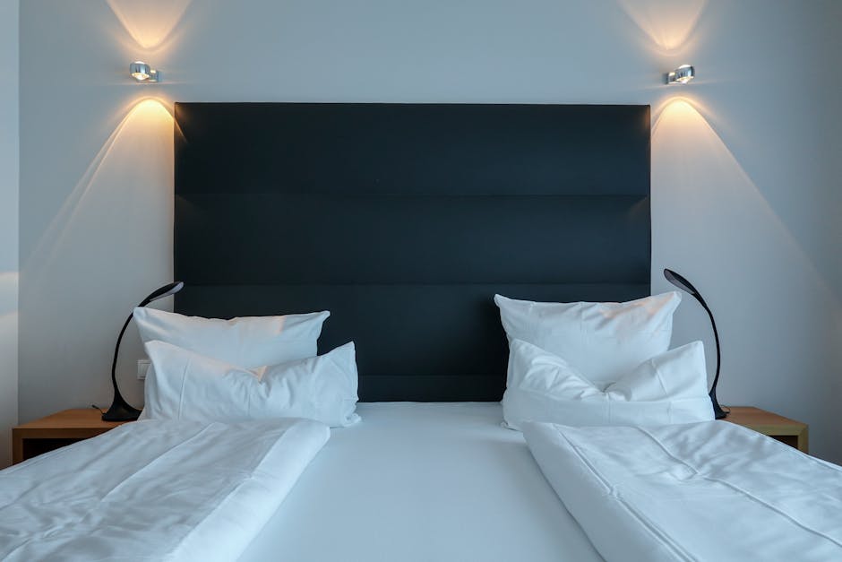 Kleine hotelkamer met tweepersoonsbed bij het meer van Zürich