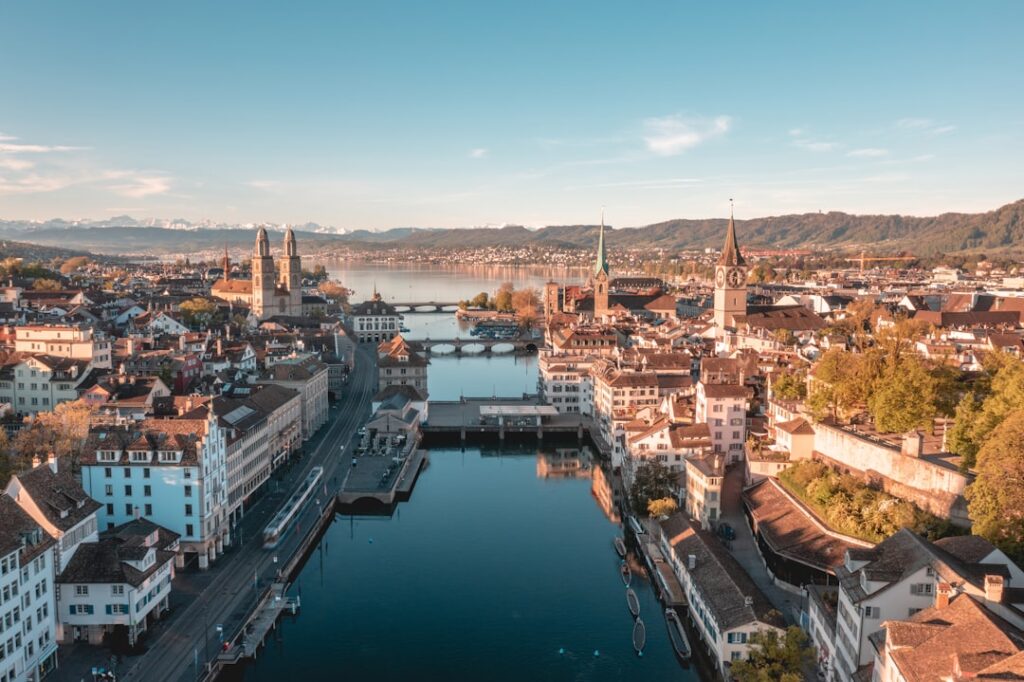 Skyline van Zürich bij avondlicht gezien vanaf het meer