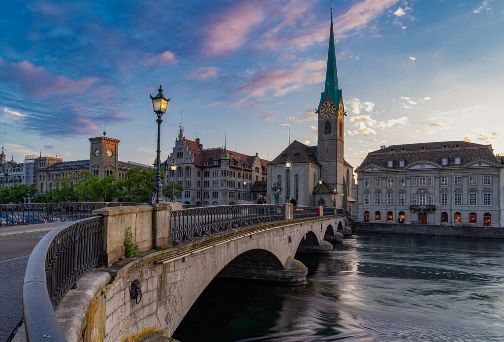 Oude stad van Zürich, smal straatje met cafés in Niederdorf