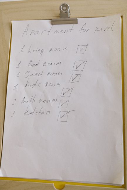 Checkliste bei Wohnungsbesichtigung neben Schlüssel
