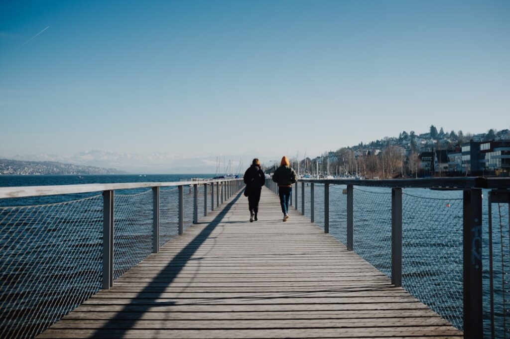 Promenade langs het Meer van Zürich, mensen wandelen