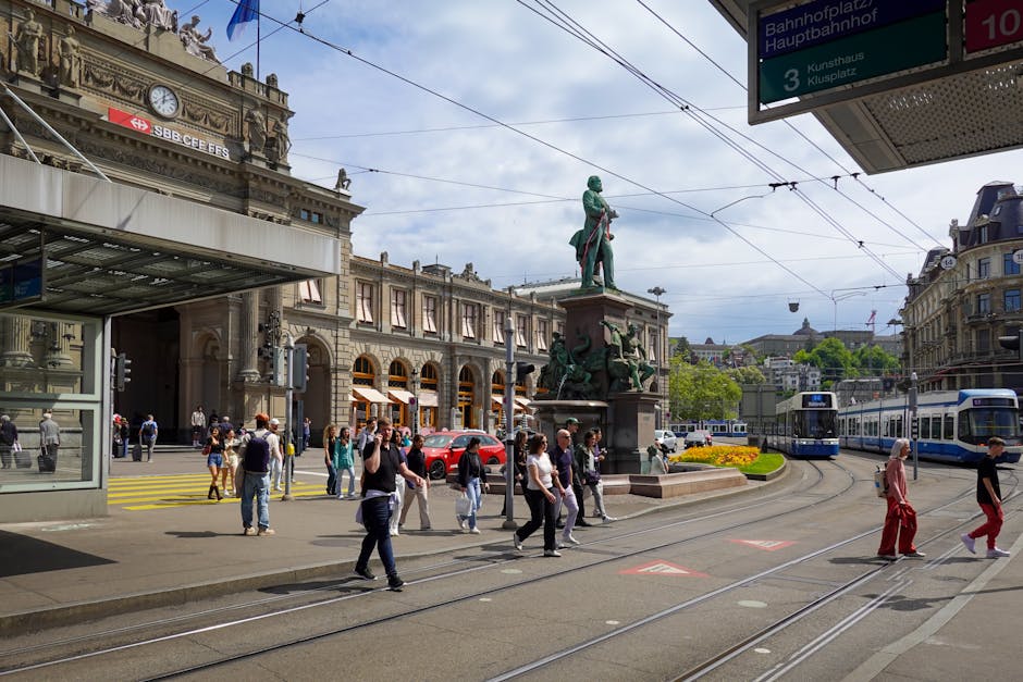 Interieur van apotheek Bahnhofplatz, drukte aan de balie