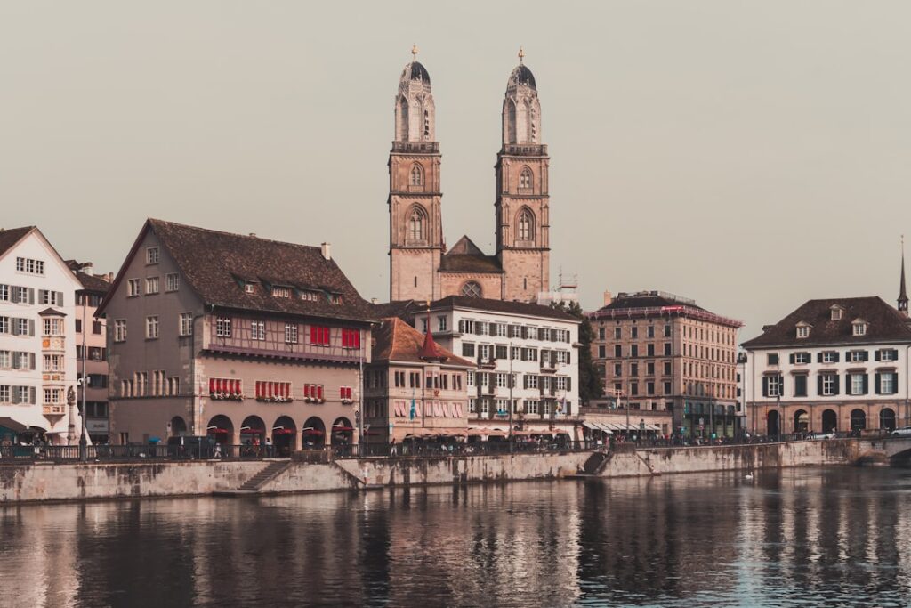 Altstadt Zürich weerspiegeling in de Limmat
