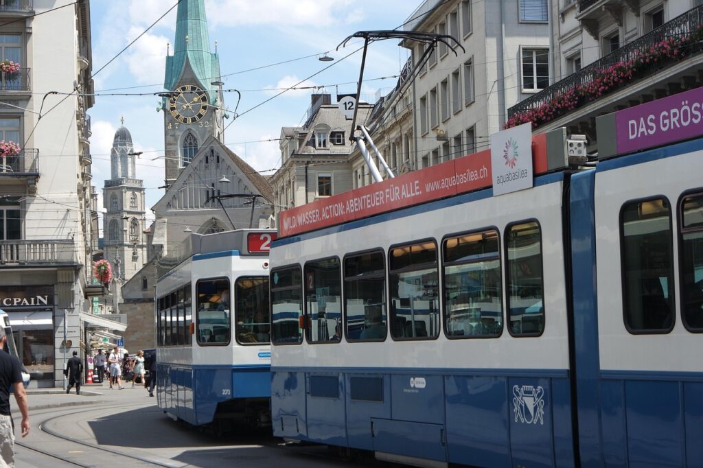 Tramhaltestelle in Zürich bei Nacht mit wartenden Fahrgästen
