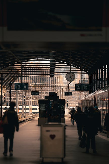 Banchina affollata della stazione di Lucerna al mattino