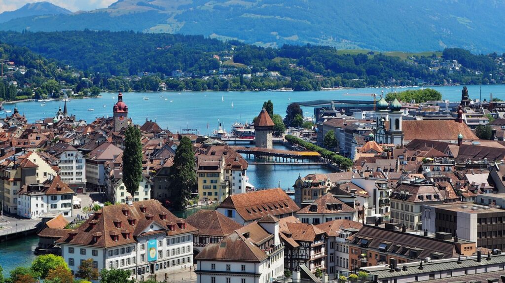 Veduta di Lucerna con il Ponte della Cappella al crepuscolo