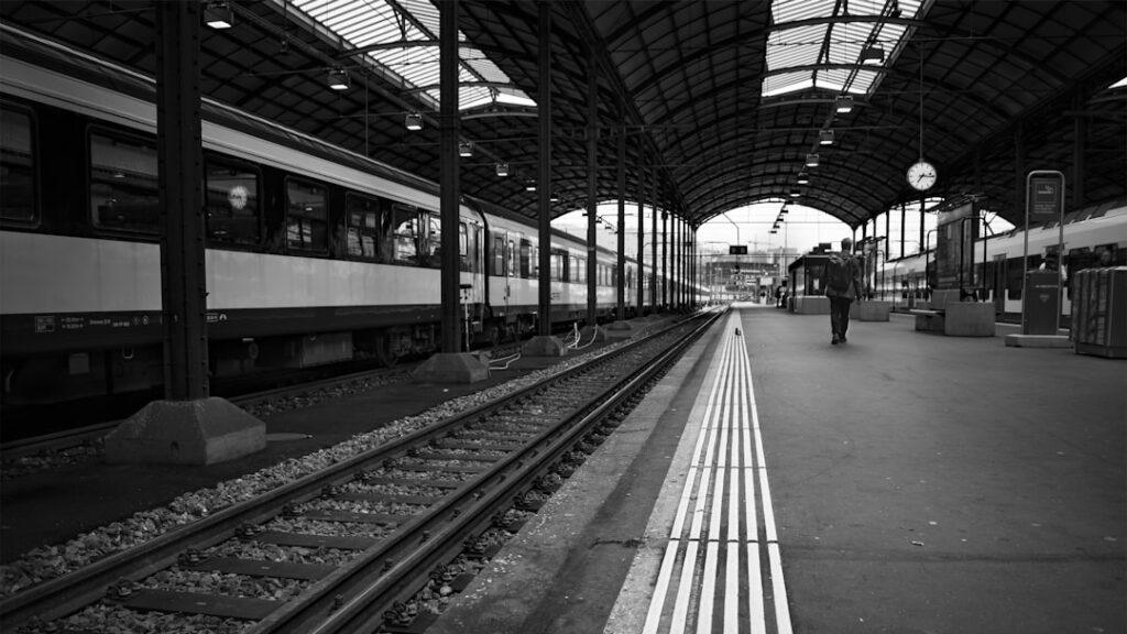 Interno della stazione di Lucerna con orologio sulle banchine