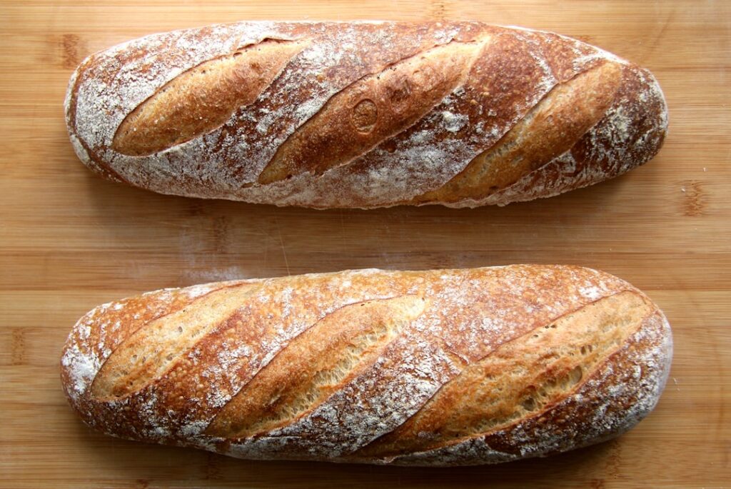 Ambachtelijke zuurdesembroden in een bakkerij