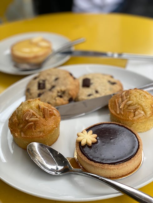 Terras en patisserieën bij Café de Ville met uitzicht op de Reuss
