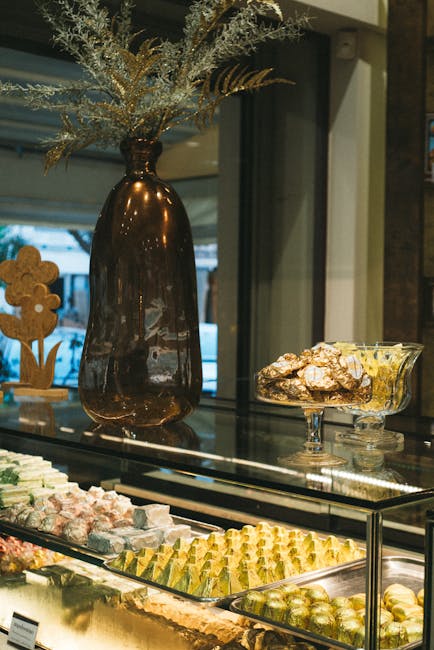 Interieur en patisserievitrine van Confiserie Bachmann aan Bahnhofstrasse
