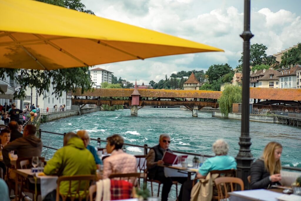 Elegante hotelterrace aan de Reuss in Luzern