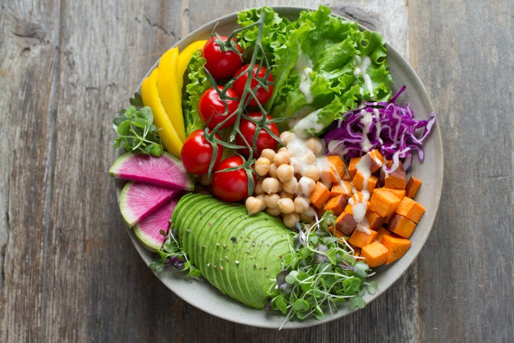 Gezonde vegan bowl met seizoensingrediënten