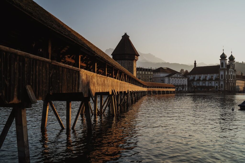 Kapellbrücke bij zonsopgang over de Reuss in Luzern