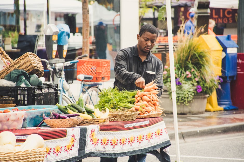 Lokale verkoper aan een markt met verse producten in Luzern
