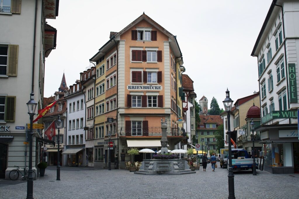 Buitenaanzicht van een patisserie aan de oever van het meer in Luzern