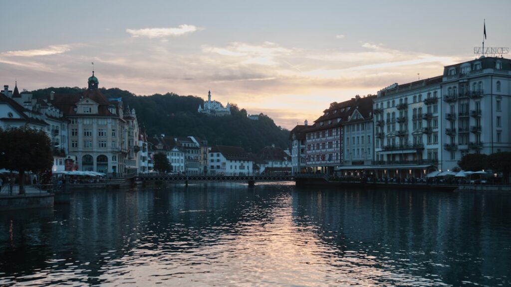 Avondwandeling langs de waterkant van Luzern met uitzicht op het meer