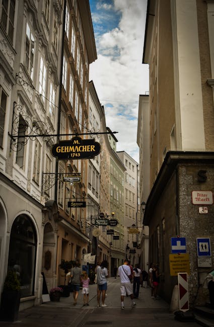 Smal steegje met smeedijzeren uithangborden in Schmiedgasse, oude stad Luzern