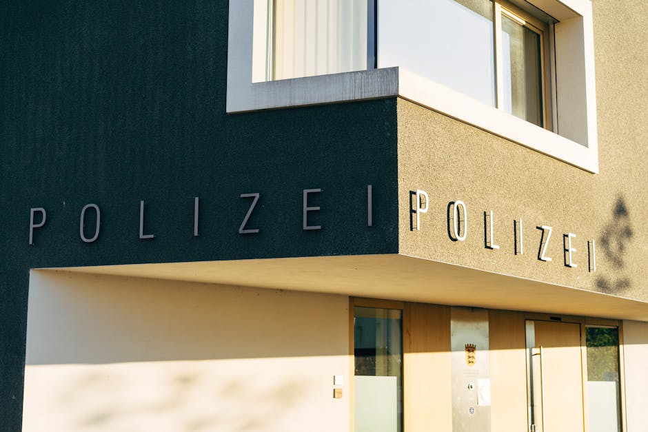 Wejście na posterunek policji w Pilatusstrasse w Lucernie w nocy