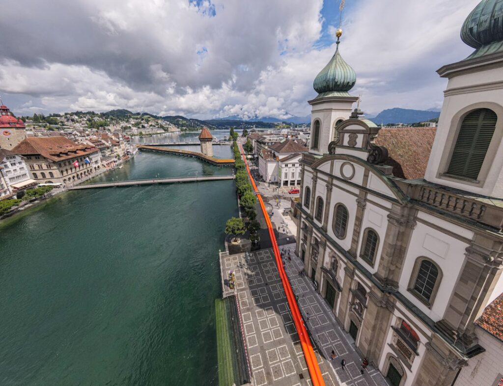 Stenen trap en steeg die naar de Reuss afdalen in Luzern