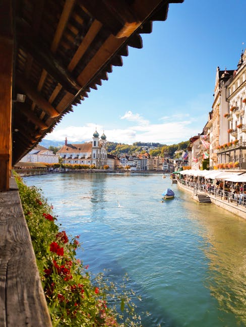 Terras bij zonsondergang met patisserie aan de Reuss in Luzern