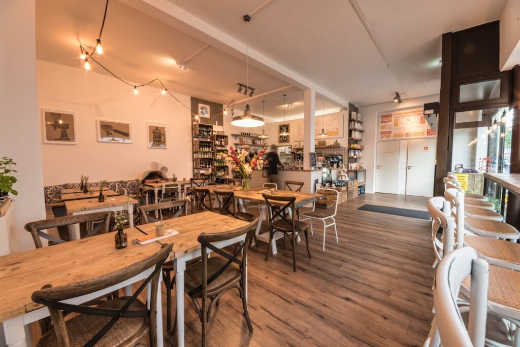 Interieur van een modern vegan café in Luzern